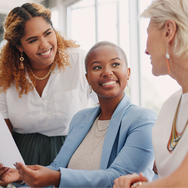 Women working together in office and smiling 634x634