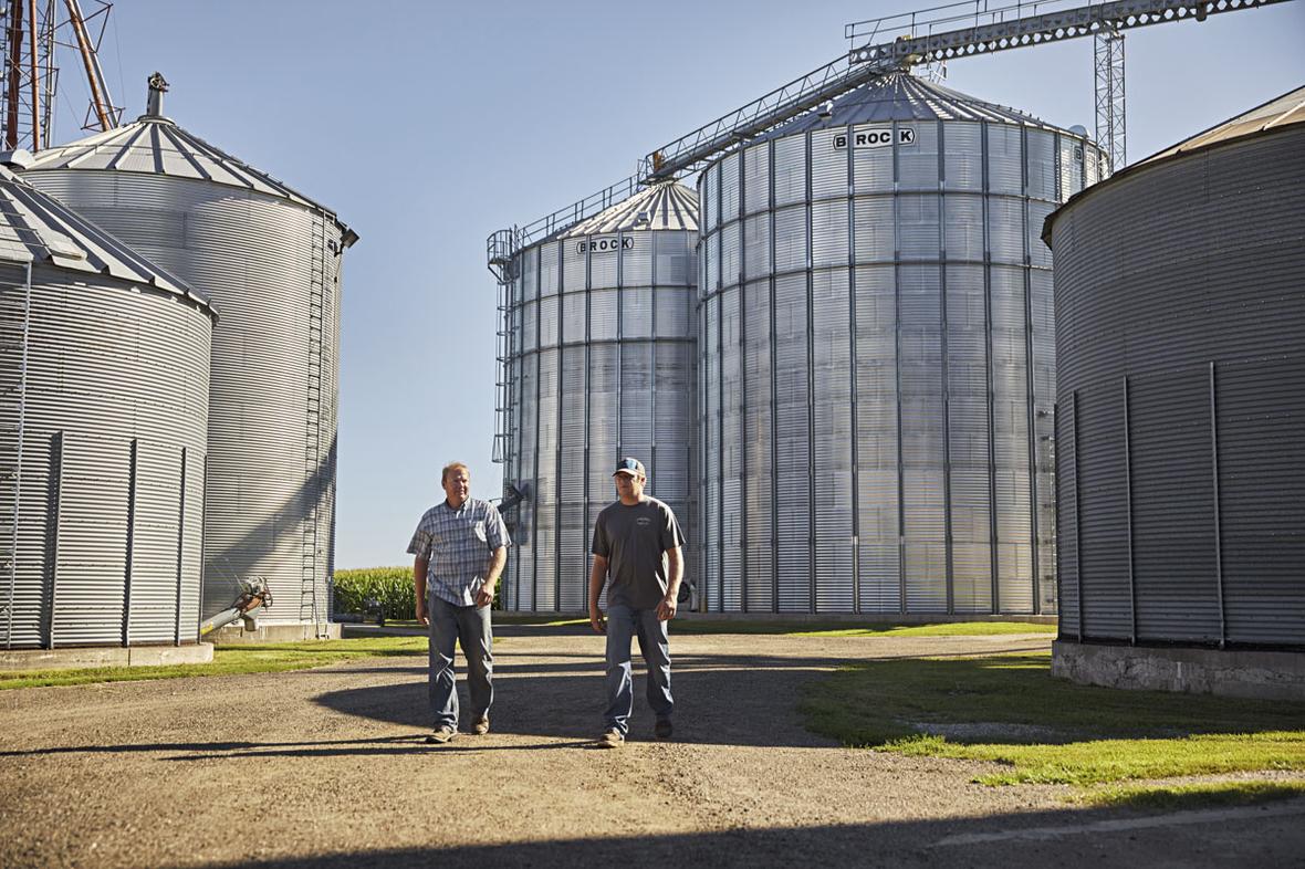 Men walking thru silos 201800717 ADM 7505 2021 12 v1 lores